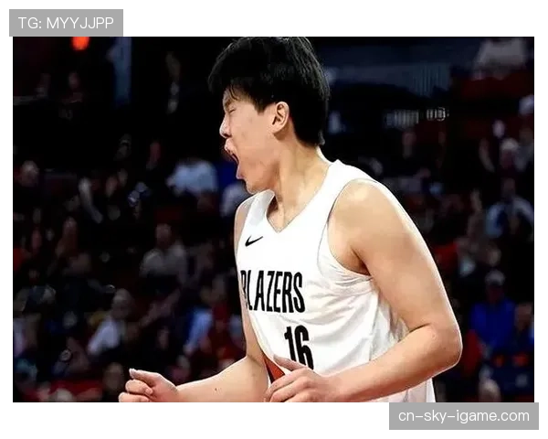 杨瀚森今天机场照也太日常了，手上的咖啡看着比我一个月工资还贵